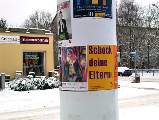 Die Litfaßsäule am Landrain / Ecke Leibnizstraße.